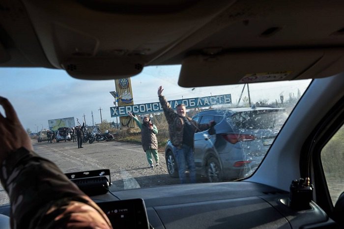 Locals greet the military in Kherson after its liberation from the occupiers.
