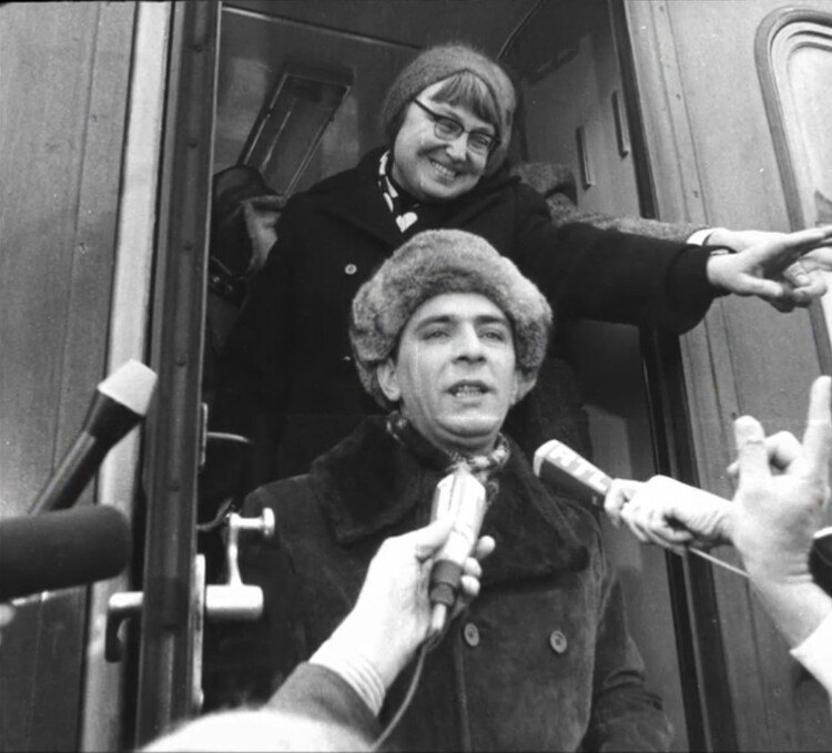  Leonid Plyushch, who has been released, takes to the platform after spending four years in a psychiatric hospital.