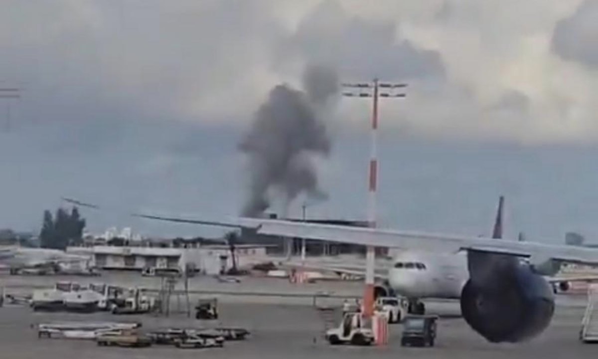 Smoke after a rocket hits Ben Gurion Airport in Tel Aviv, 4 May 2025.