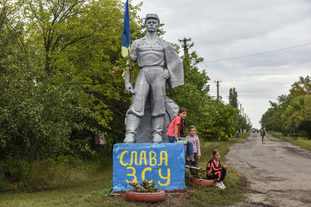 Children in a de-occupied settlement in Kharkiv Region, 17 September 2022