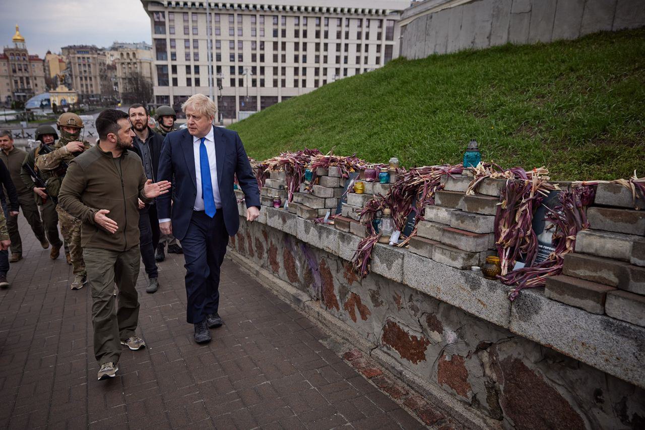 President Volodymyr Zelenskyi and British Prime Minister Boris Johnson walked through the centre of Kyiv and honoured the memory of the Heroes of the Heavenly Hundred, April 2022.
