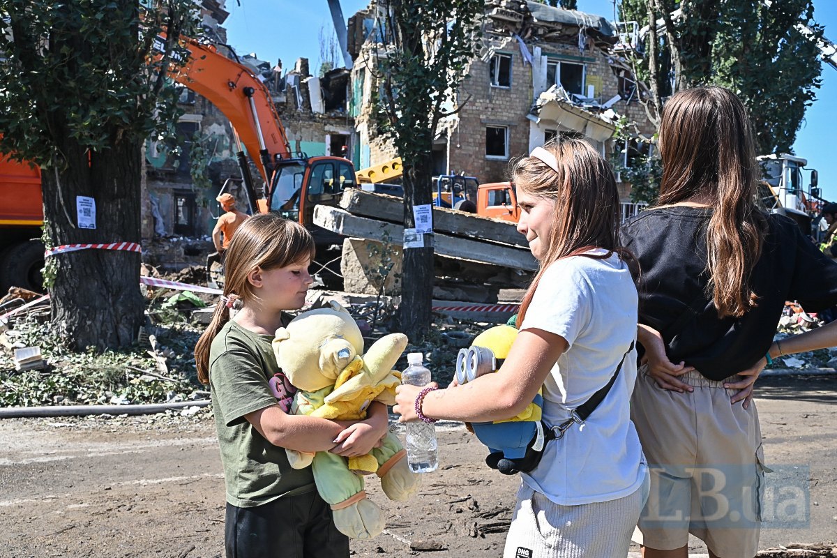 At the site of the strike on a five-story building in the Darnytskyy district of Kyiv.