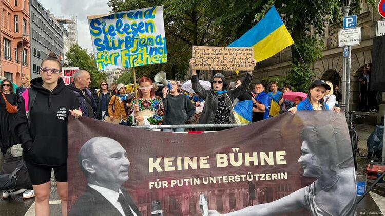 Protests against Netrebko's performances in Berlin, the inscription on the poster "No stage of Putin's supporters"