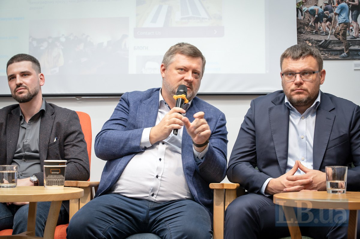 Oleksandr Korniyenko, First Deputy Speaker of the Verkhovna Rada of Ukraine (centre)