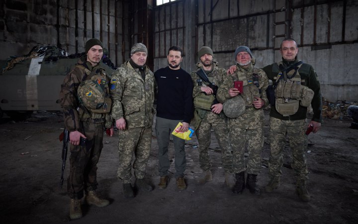 Zelenskyy visits Ukrainian defenders in Bakhmut area