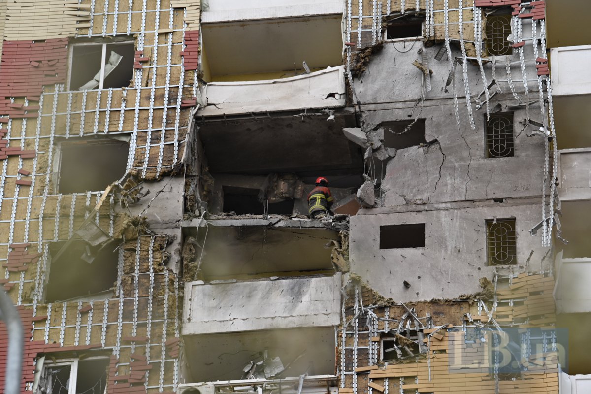 Consequences of hitting a high-rise building in the Podilskyy district of Kyiv, 16 April, 2026