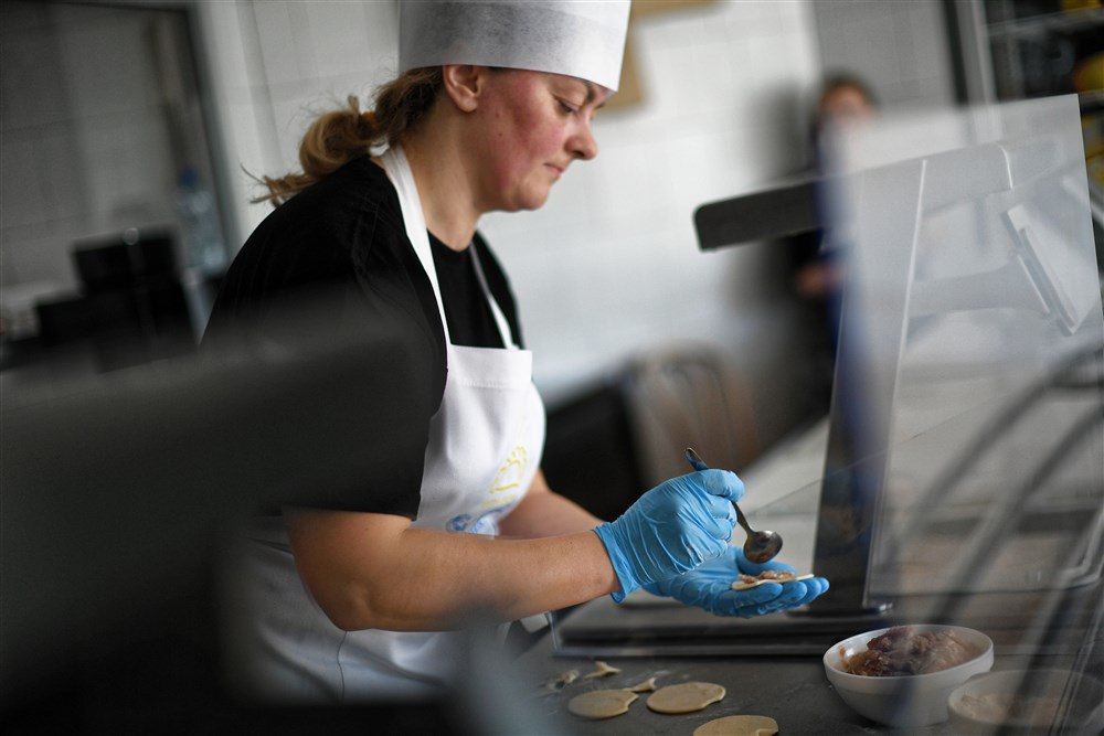  A Ukrainian refugee cooks at a restaurant in Warsaw, 25 March 2022.