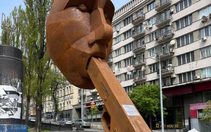 "Zhoot yourself": an installation with a gun in putin's mouth was installed in the center of Kyiv