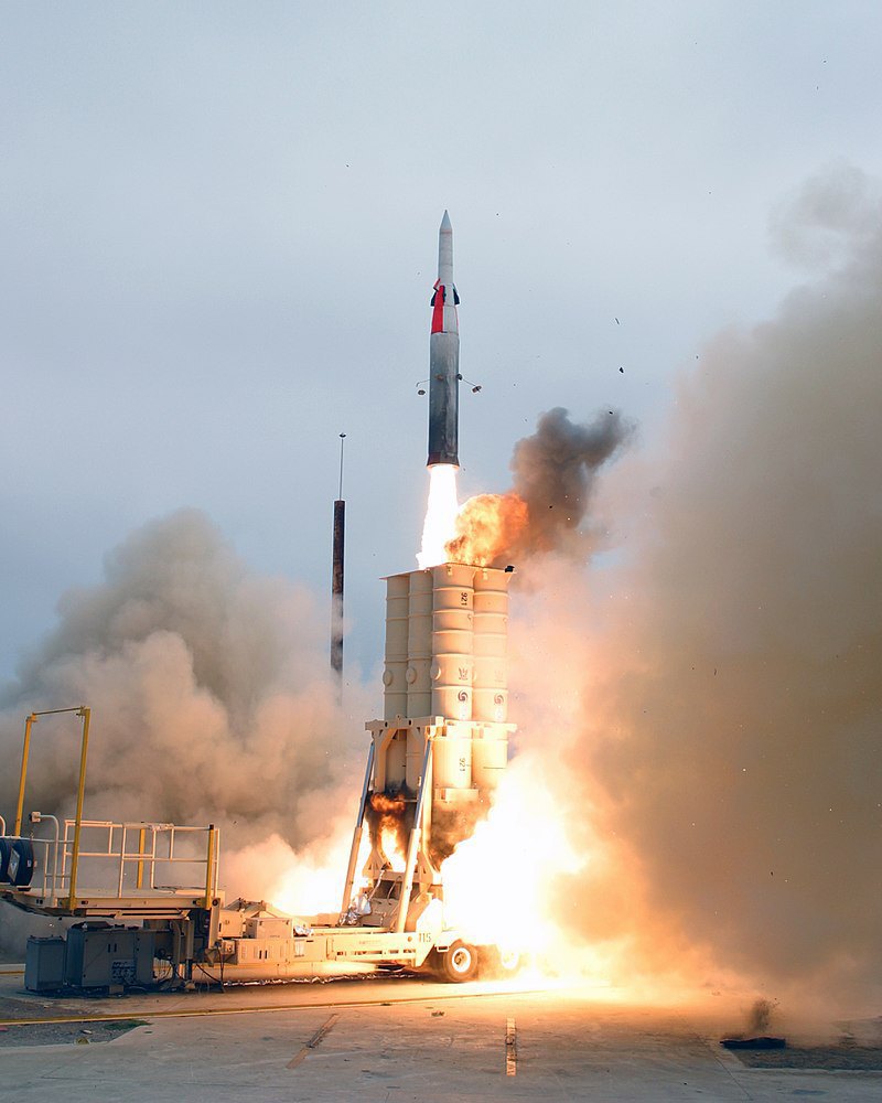 An <i>Arrow</i> missile successfully intercepts a short-range target during a test flight at Naval Air Station Point Magoo, California, 29 July 2004.