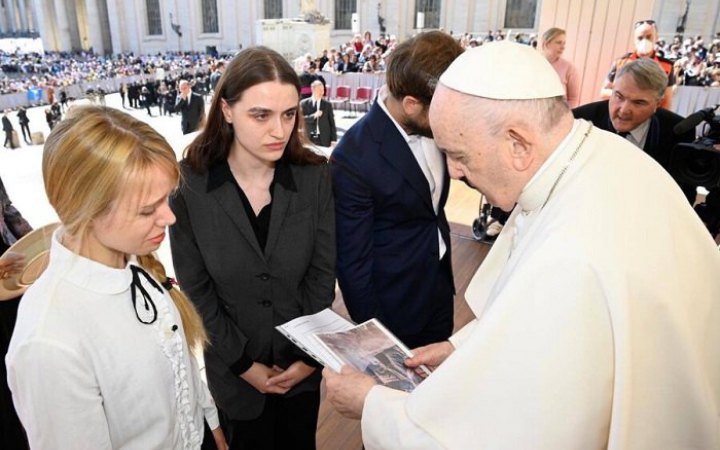 Pope meets wives of Azov regiment fighters