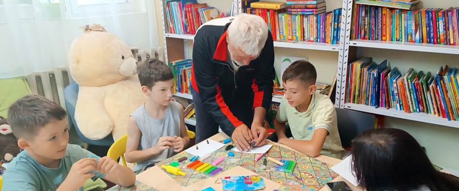 The artist Stoyan Nochev lives in the Senior Home and personally offered to Natalia Ellis to work with the children from Second Home, leading modeling and drawing classes.