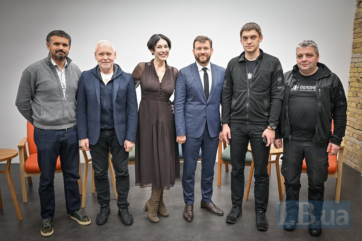 Group photo of speakers and moderator after the discussion