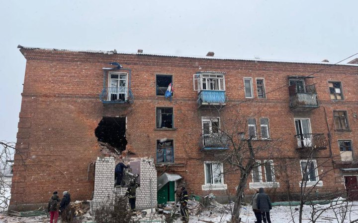 Russians hit residential building in Kupyansk, killing woman, wounding two men