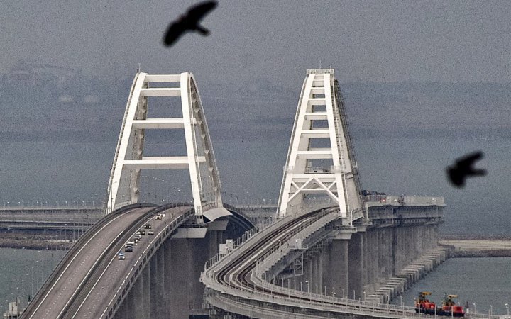 Crimea bridge veiled by smoke screen, explosions reported near shipyard in Kerch