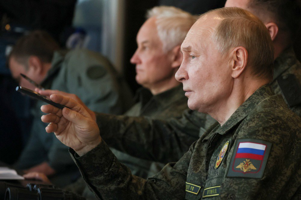  Putin oversees the Zapad 2025 military exercises at the Mulino training ground in the Nizhny Novgorod Region of the Russian Federation on 16 September 2025.