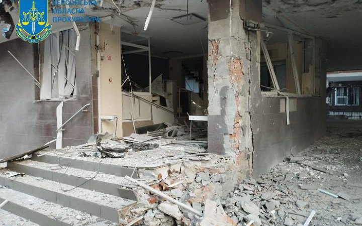 Russians hit residential block in Kherson, wounding two