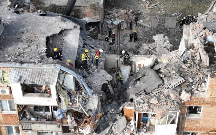 Rescuers retrieve sixth victim's body from under rubble in Mykolayiv