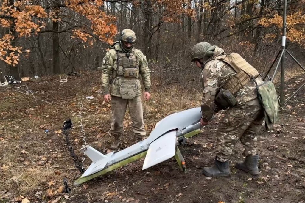 Russian military with the drone <i>Molniya-2</i>