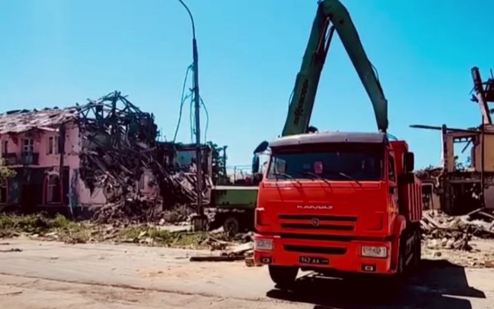 Occupiers demolish houses with bodies of dead in Mariupol destroying evidence of murder of civilians