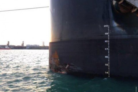 Foreign bulk carrier hit pier in Odesa Кegion