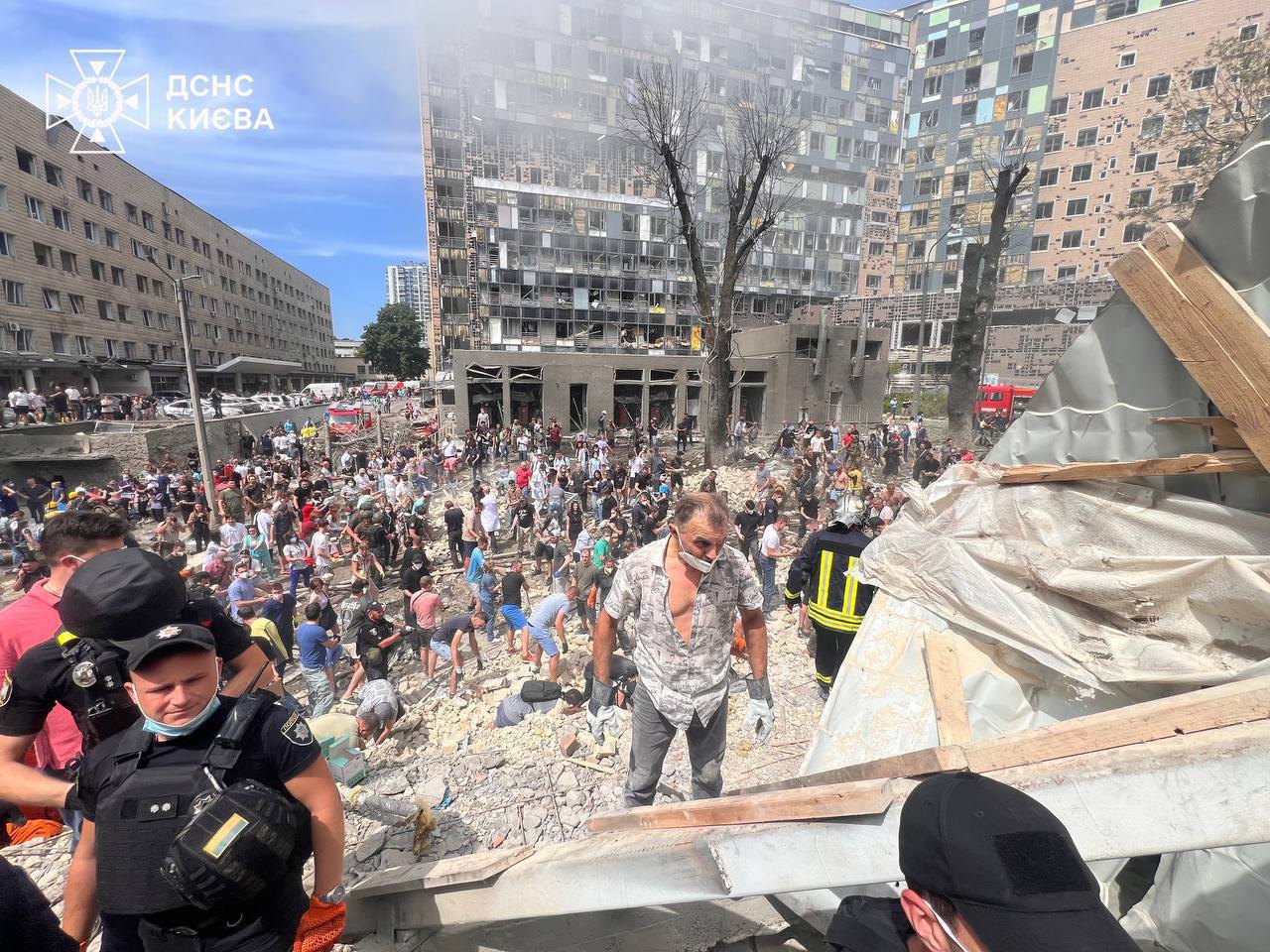 Clearing the rubble in Okhmatdyt