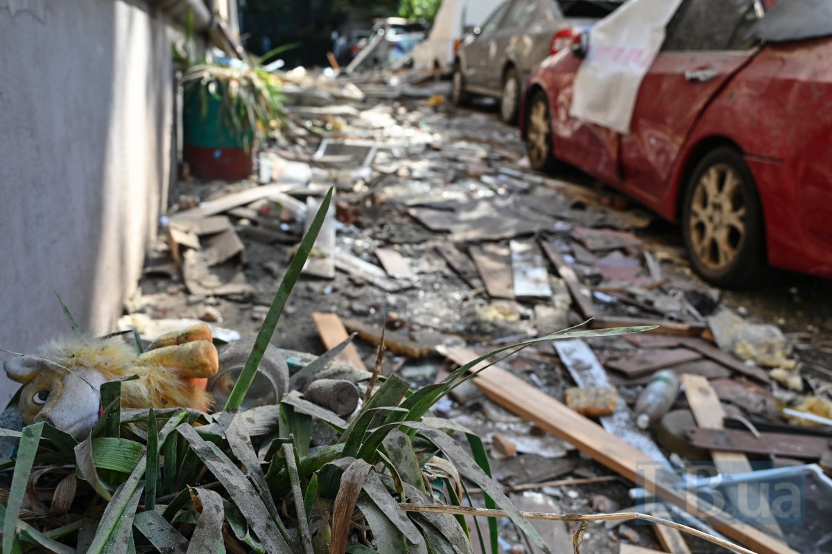 The aftermath of the Russian strike in the Shevchenkivskyy district.