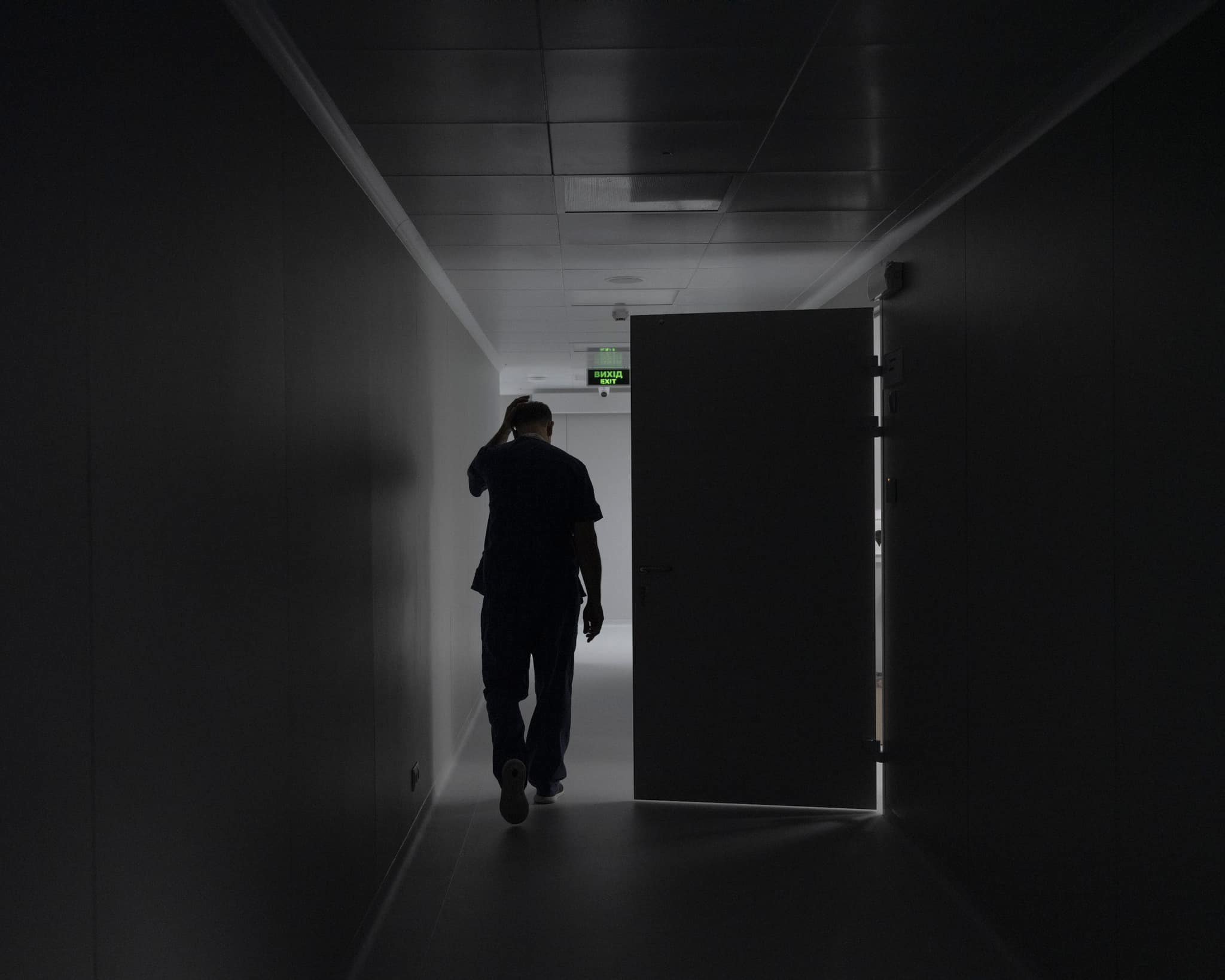 Oleksandr Lysytsya walking down the corridor