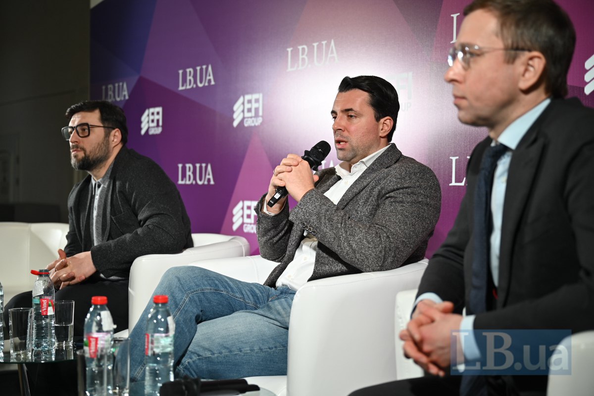  Former head of Ukrenergo Volodymyr Kudrytskyy (centre)