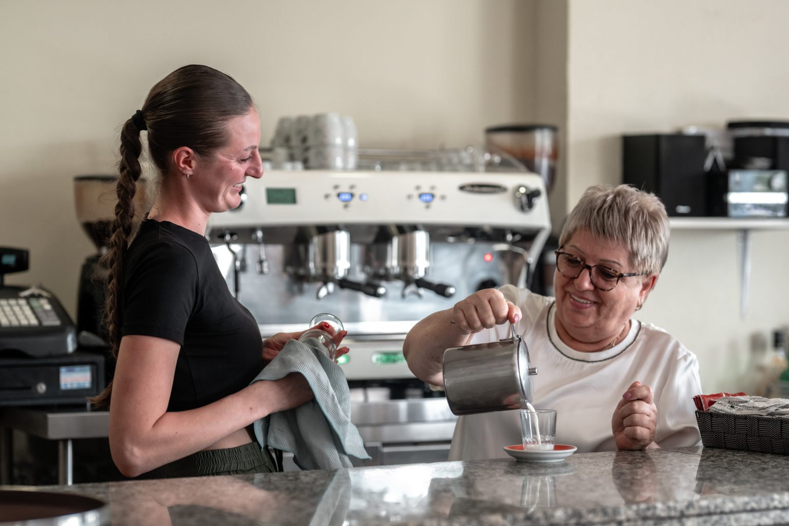 Tamara Shpatar (right) in her café in Alberic, alongside Ruslana