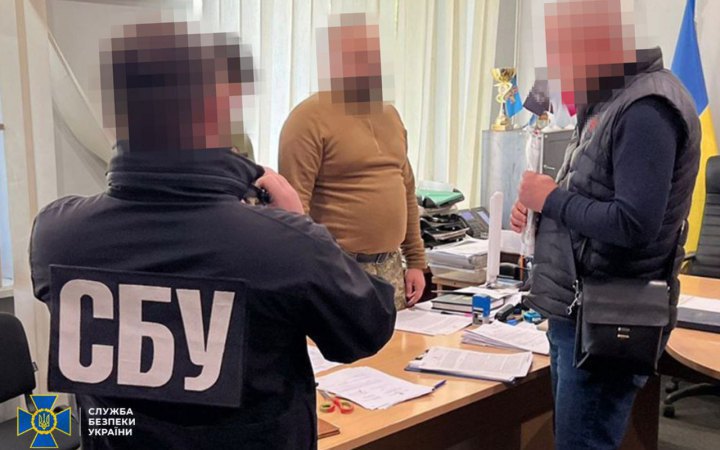 Transcarpathian Region: SBU detains head of district TRC, deputy brigadier of Territorial Defence, who ‘earned’ money on evaders