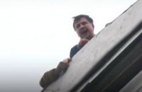 Saakashvili calls for help from rooftop