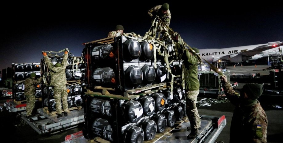  Unloading military aid from Western allies