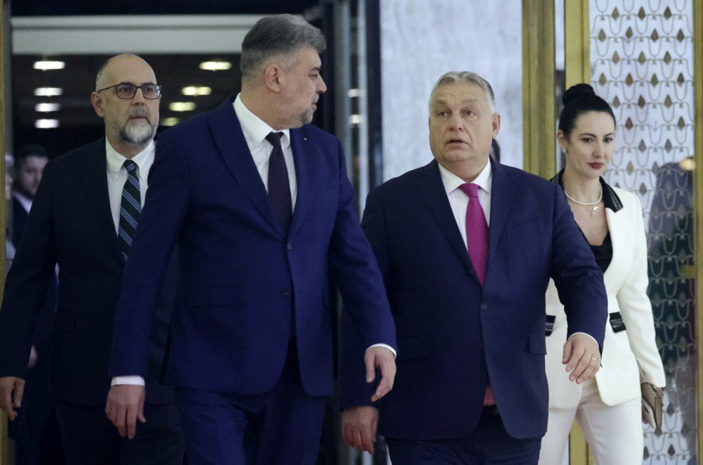 Hungarian Prime Minister Viktor Orbán (right) and his Romanian counterpart Ion-Marcel Ciolacu (centre) accompanied by the leader of the Democratic Alliance of Hungarians of Romania, Keleman Hunor (left) before their meeting at the Victoria Palace in Bucharest, 20 December 2024.