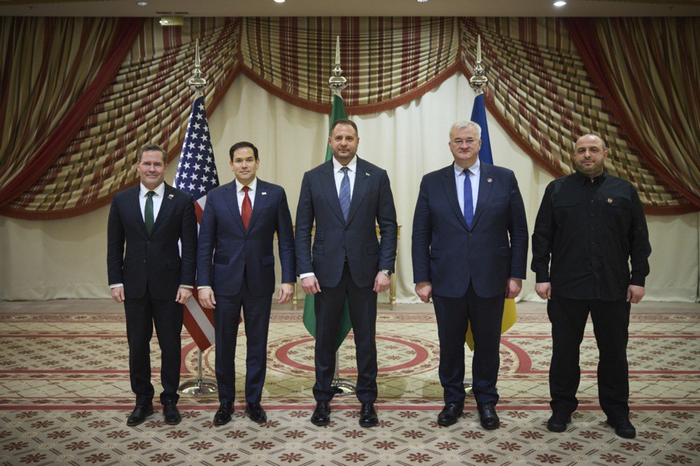 The US and Ukrainian delegations are posing for a joint photo after the negotiations.