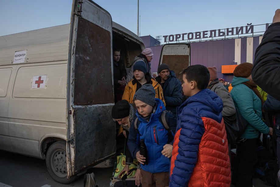 People from occupied Mariupol and Melitopol arrived at the evacuation point in Zaporizhzhia on March 25, 2022. 