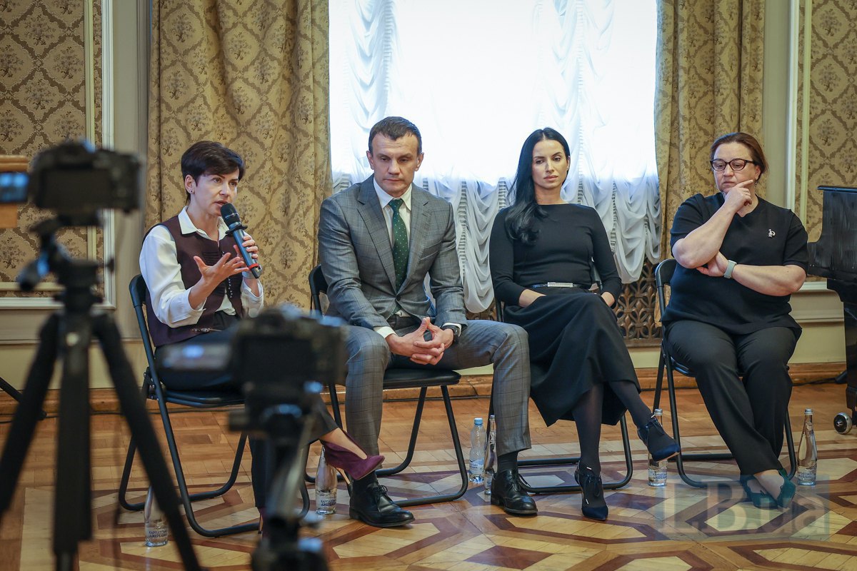 Deputy Head of the Presidential Office Olena Kovalska (left)