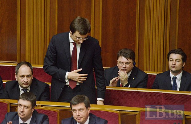 Volodymyr Omelyan (about to sit down)