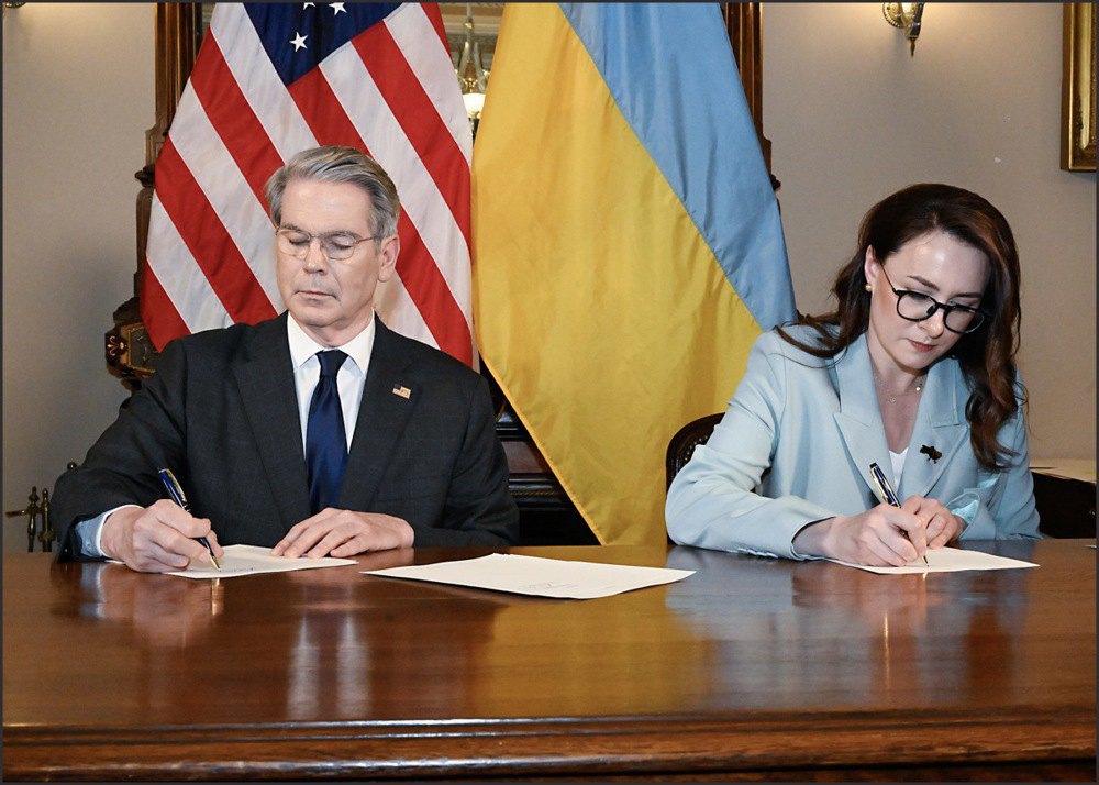 Signing of the Agreement with the United States on the establishment of the U.S.-Ukraine Reconstruction Investment Fund by Ukrainian Vice Prime Minister Yuliya Svyrydenko and U.S. Treasury Secretary Scott Bessent in Washington, DC, 30 April 2025.