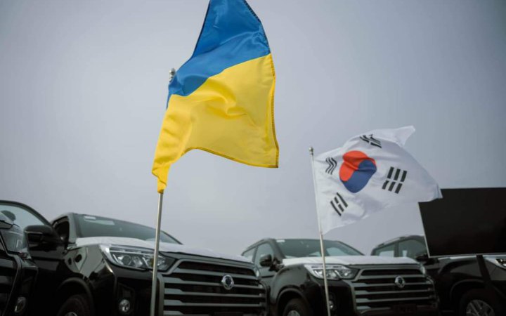 Korea provides Ukraine's State Emergency Service with 100 pick-up trucks