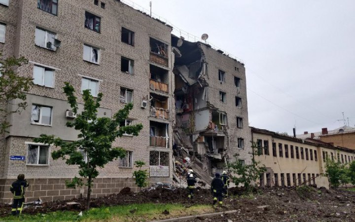 russians hit another air strike on Bakhmut, destroyed the entire entrance to the 5th floor of apartment building