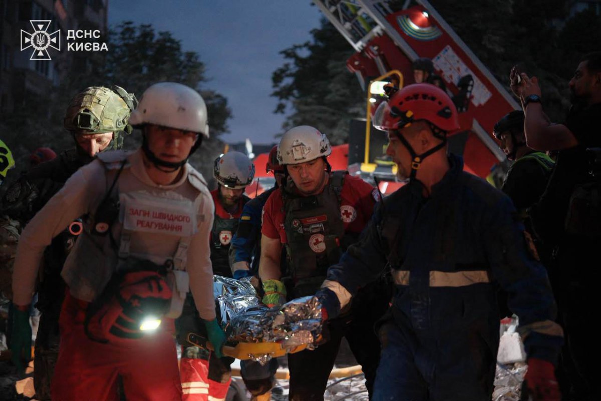  Rescue workers at the scene of the shelling of Kyiv, 6 July 2026