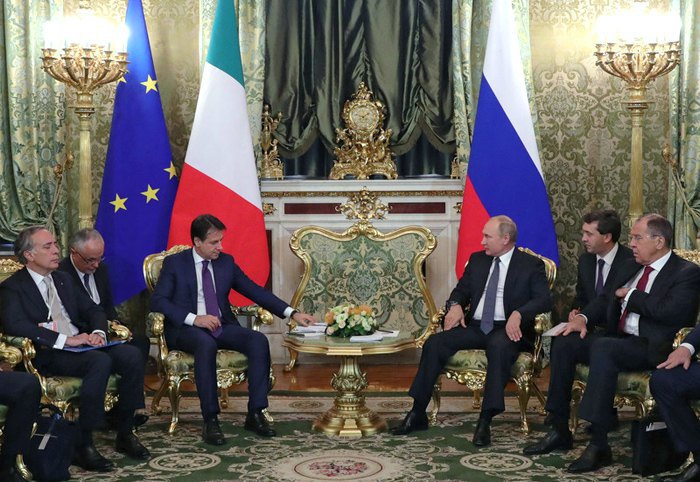 Vladimir Putin (centre right) and Giuseppe Conte (to his left) during a meeting of delegations in the
Kremlin, Russia, 24 October 2018