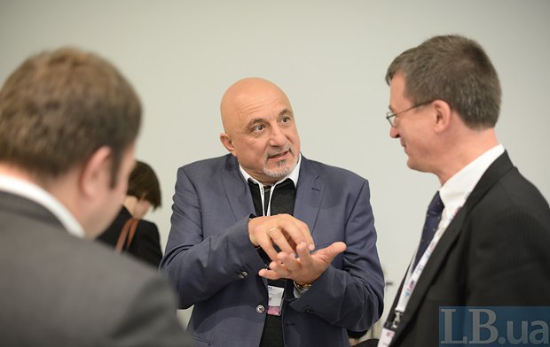 Ivan Plachkov (centre)