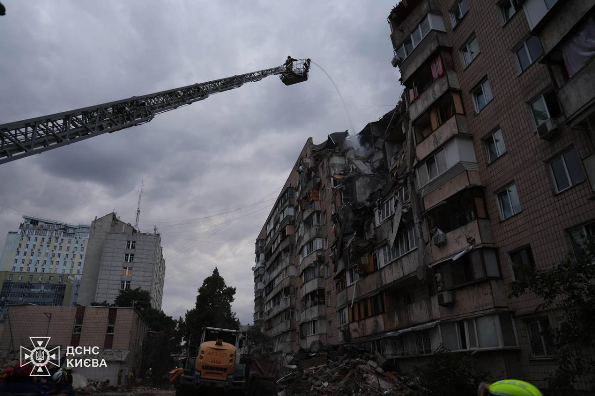  Rescue workers at the scene of the shelling of Kyiv, 6 July 2026