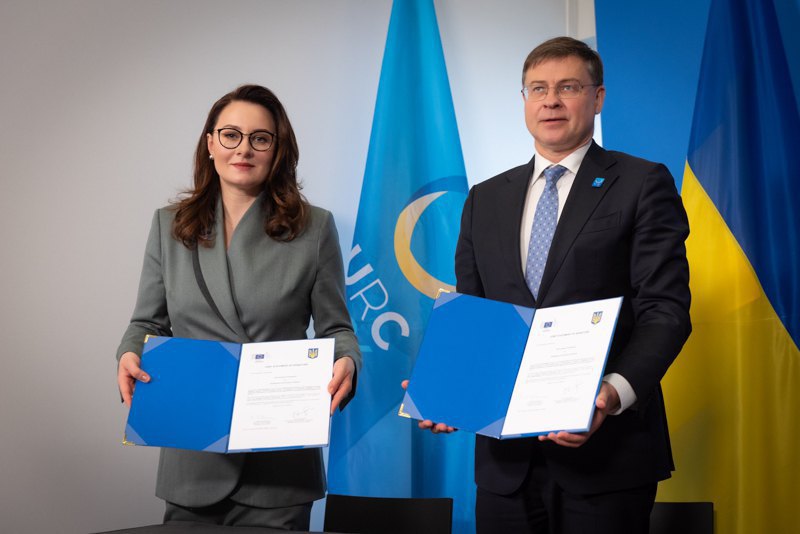 Yuliya Svyrydenko and Executive Vice President of the European Commission Valdis Dombrovskis after a joint statement on the signing of agreements with international financial institutions