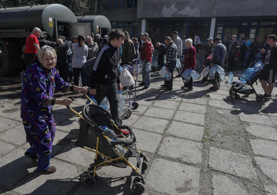 People in line for water in occupied Mariupol