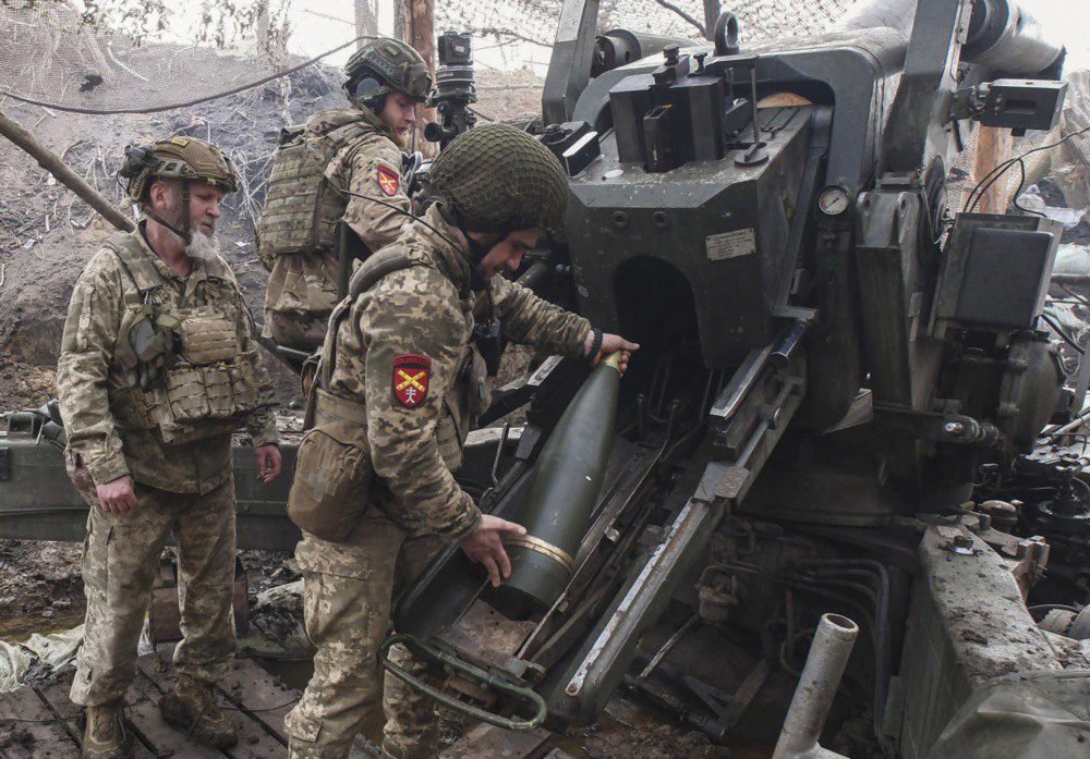 Soldiers of the 44th Separate Mechanised Brigade of the Ukrainian Army fire an FH70 howitzer, Zaporizhzhya Region, 4 April 2025.