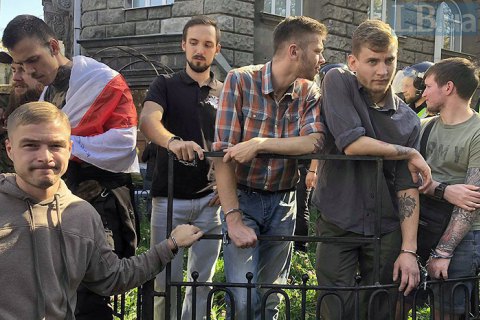 Belarusian Donbas fighters chain themselves to fence in Kyiv