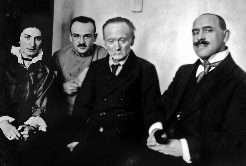  Alfred Jensen (far right) and Ivan Franko. Lviv, 1916.