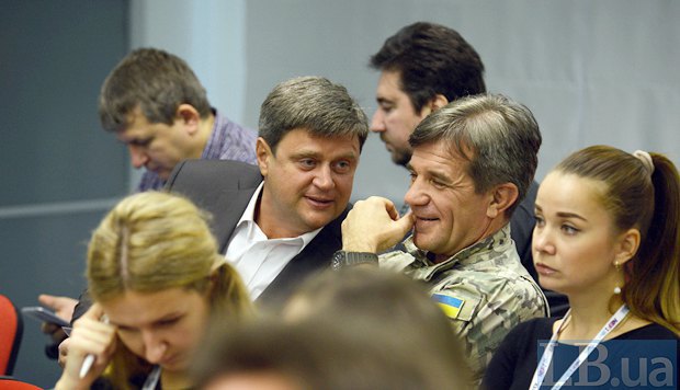 ATO veteran association head Taras Kostanchuk (right) and Kyiv regional councilor Oleksandr Kachnyy